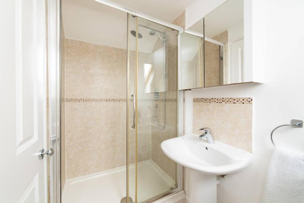 Aderta Stylish House For 7 People, Free Parking, 2 Min Walking From Ashley Cross And Near Sandbanks Beach Poole Exterior foto